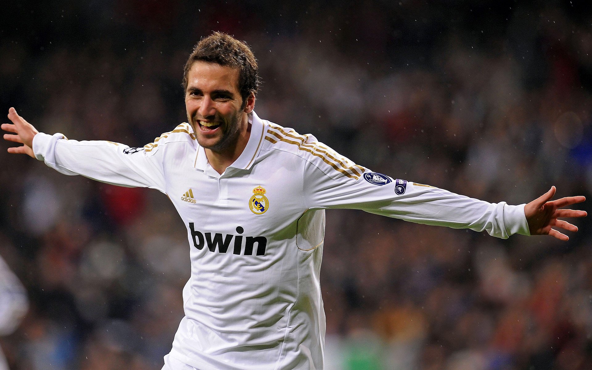 中超联赛激战正酣,争冠保级悬念迭起